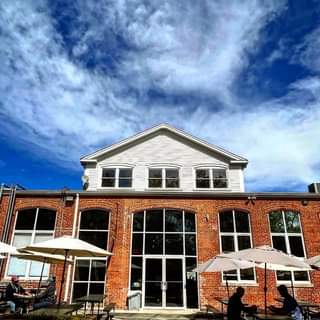 STB Patio Rules: sit back, sip craft brews and enjoy the blue sky views 🙌🏻☀️ It’